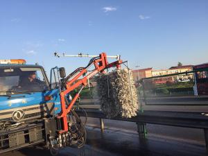 河南都市機械設備有限公司與山西公路局晉中分局聯(lián)合研制成功防眩網清洗機