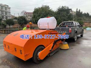湖南省婁底市雙峰縣公路局養(yǎng)護(hù)中心彭站長與河南都市機(jī)械設(shè)備有限公司工程師喬主任,實(shí)地研究，精心設(shè)計(jì)制作了一款新型的皮卡車式道路清掃車