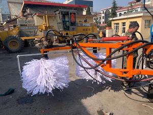 2020年11月11日山西省晉中市昔陽(yáng)縣公路管理段與河南都市機(jī)械設(shè)備有限公司合作，在宋段長(zhǎng)王隊(duì)長(zhǎng)凌師傅的精心安排指導(dǎo)下與喬主任祝師傅的積極努力，成功研制出了加寬雙護(hù)欄板600mm護(hù)欄清洗機(jī)